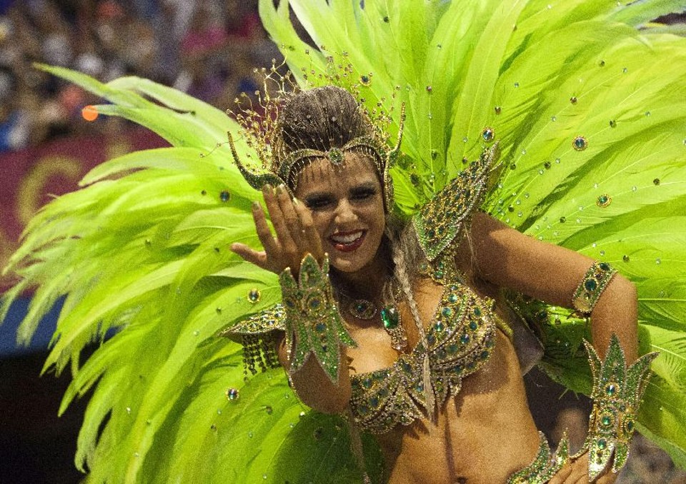 Passista da escola Dragões da Real, uma das elogiadas após a primeira noite de desfiles em São Paulo | Bosco Martín/EFE