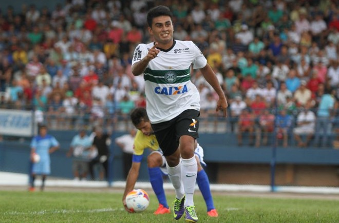 Rafhael Lucas comemora o primeiro gol do Coritiba na vitória sobre o Nacional | 
