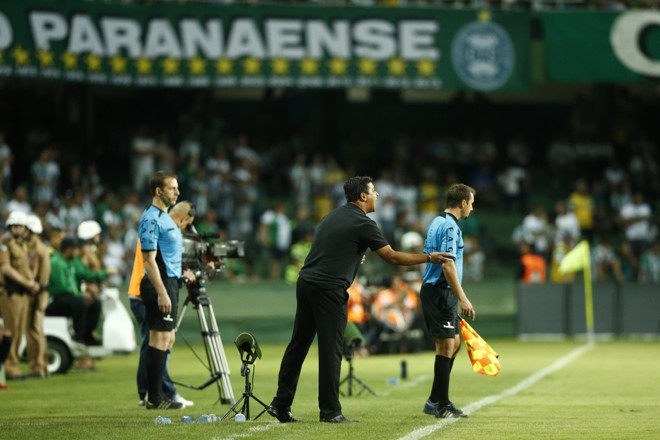 Marquinhos Santos orienta o time alviverde: treinador mexeu no time e ganhou o clássico. | Hugo Harada/Gazeta do Povo