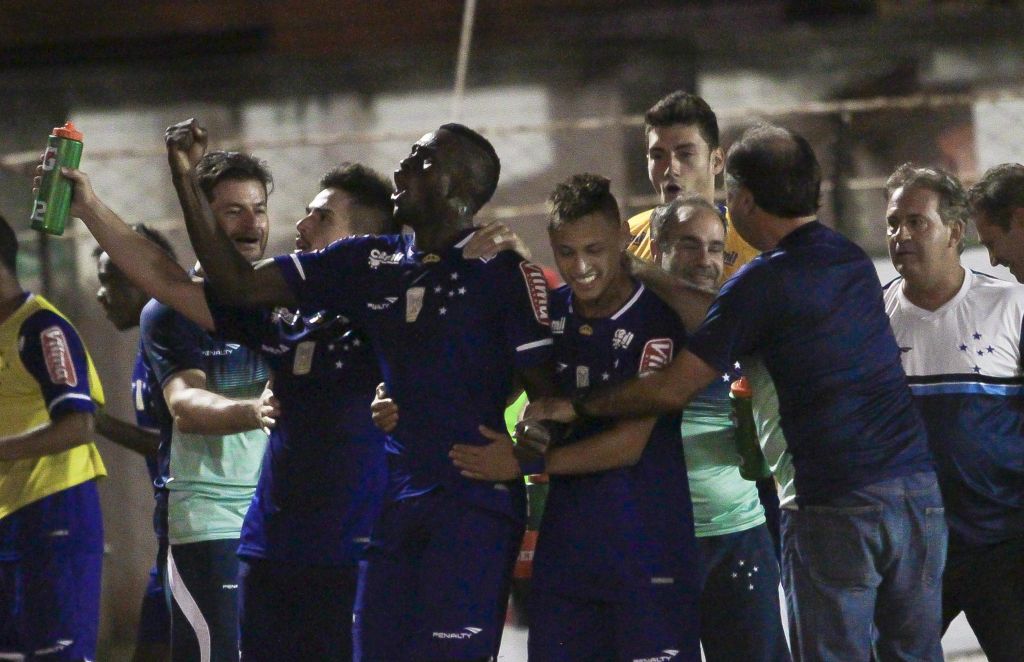 Joel comemora seu primeiro gol pelo Cruzeiro em jogo oficial: vitória de virada. | Sergio Roberto/ Light Press/ Cruzeiro