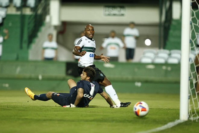 Luccas Claro bate na saída de Lucas Macanhan... | Hugo Harada/Gazeta do Povo