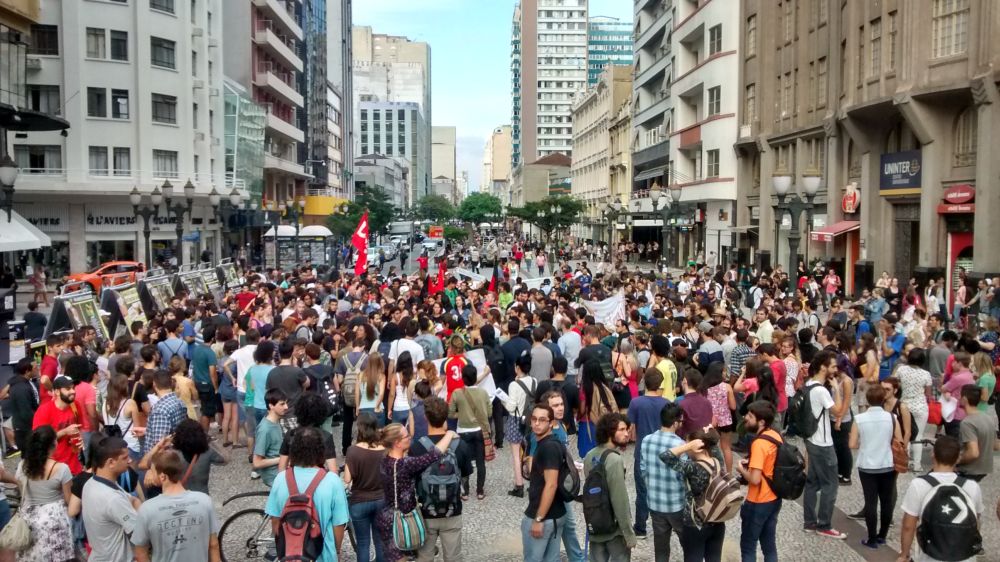 Manifestantes criticam Gustavo Fruet e possível aumento da passagem | Daniel Castellano/Gazeta do Povo