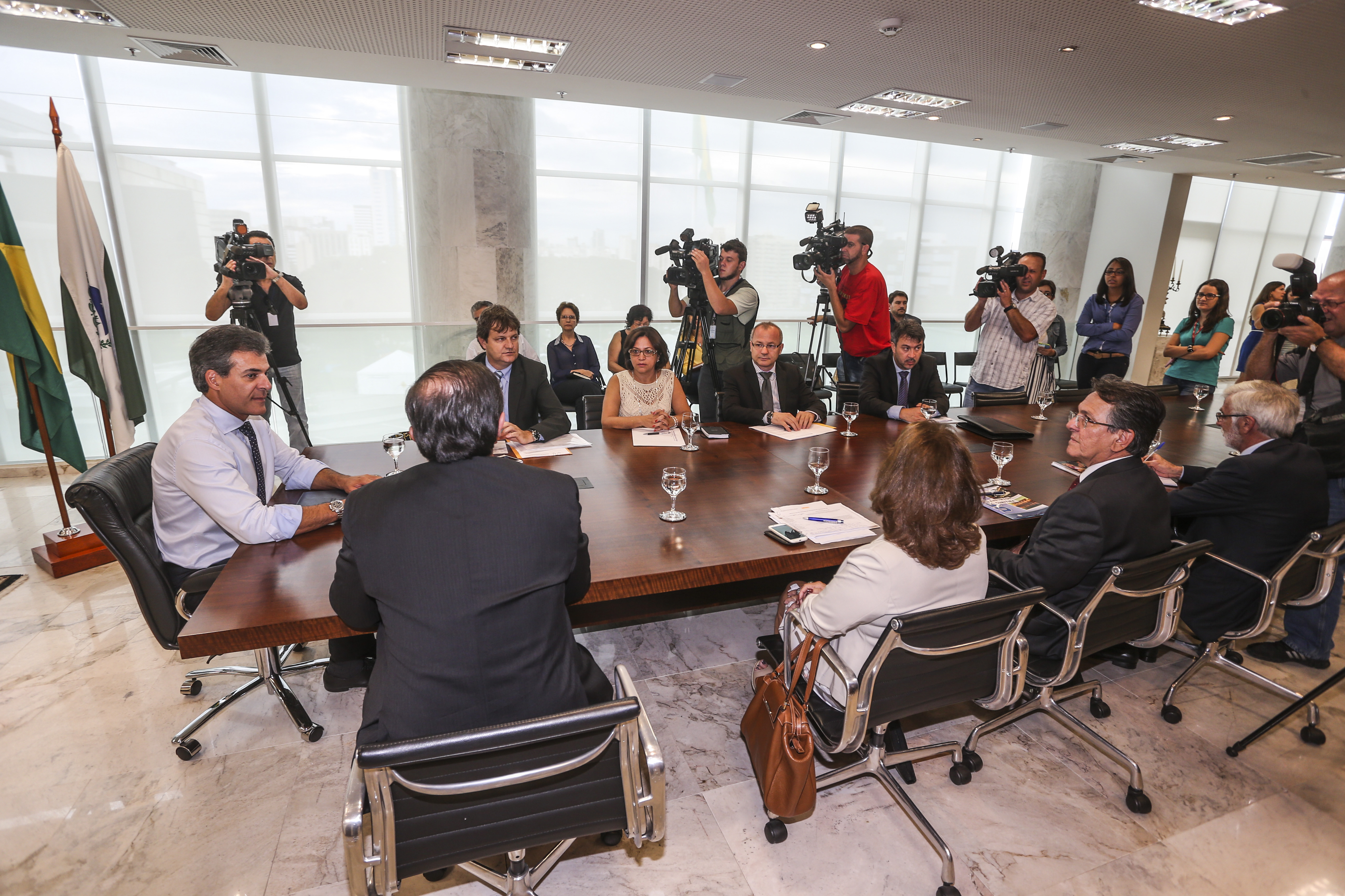 Participaram da reunião, sete reitores, o secretário de Ciência, Tecnologia e Ensino Superior, João Carlos Gomes, e o governador Beto Richa | Orlando Kissner/Gazeta do Povo