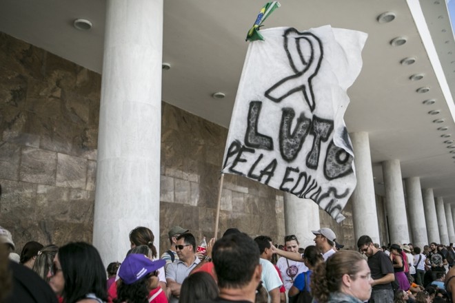 Protesto em frente ao Palácio Iguaçu: governo chegou à conclusão que não há clima no momento para aprovar propostas polêmicas na Assembleia Legislativa | Marcelo Andrade/Gazeta do Povo