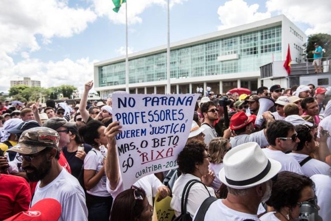 Servidores protestam na frente da Assembleia | 