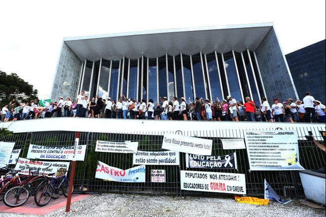 Na parte de fora da Assembleia, milhares de servidores | 