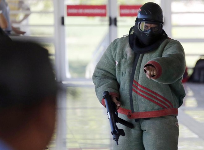 Policiais do Bope simulam ação anti-sequestro no Rio como preparação da Rio-2016 | 