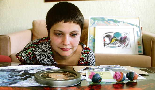 Artista plástica Paola De Ramos, formada pela Slade School of Fine Art, de Londres, lançou uma pergunta para os amigos, também artistas: “O que é lar?”. | Gerson Klaina/Tribuna do Paraná