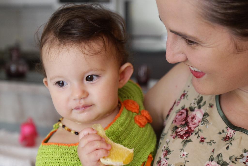 Ana Lara, 11 meses, é estimulada a comer com as mãos, para sentir a textura e o cheiro dos alimentos. | Daniel Castellano/Gazeta do Povo