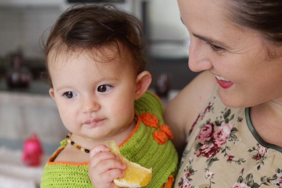 Ana Lara, 11 meses, é estimulada a comer com as mãos, para sentir a textura e o cheiro dos alimentos. | Daniel Castellano/Gazeta do Povo