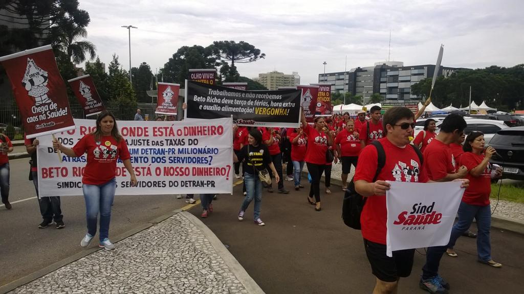 Servidores protestam em frente ao Centro Cívico | Divulgação/