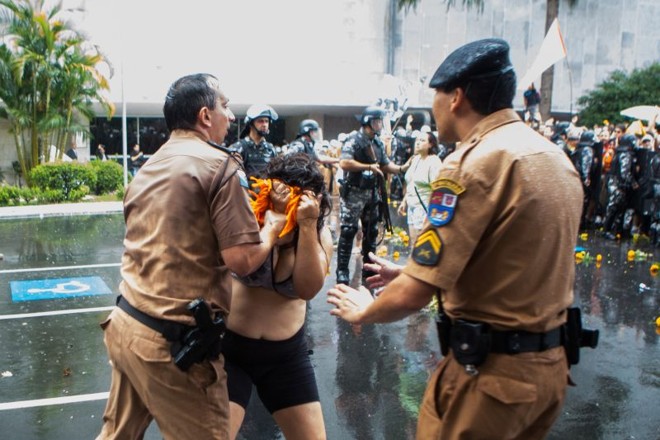 Servidora é detida por policiais |