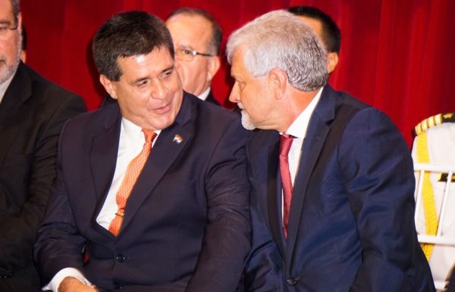 O diretor-geral brasileiro da Itaipu Binacional, Jorge Samek (à dir.), conversa com o presidente do Paraguai, Horácio Cartes, durante a solenidade de comemoração do aniversário de Ciudad del Este, ontem, no lado paraguaio da hidrelétrica | 