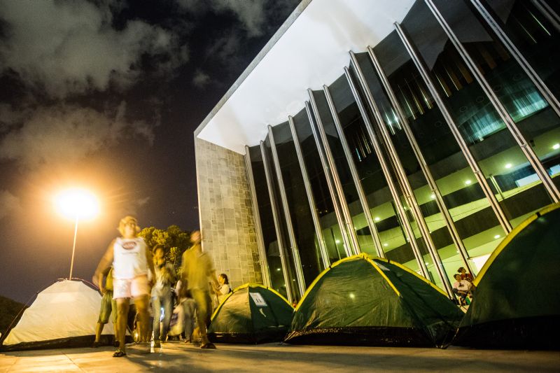 Frente e interior da Casa foram ocupados por professores estaduais e outros servidores ainda na noite de ontem. Eles prometem ficar | Brunno Covello/Gazeta do Povo