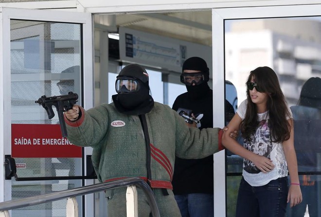 Policiais do Bope simulam ação anti-sequestro no Rio como preparação da Rio-2016 | 