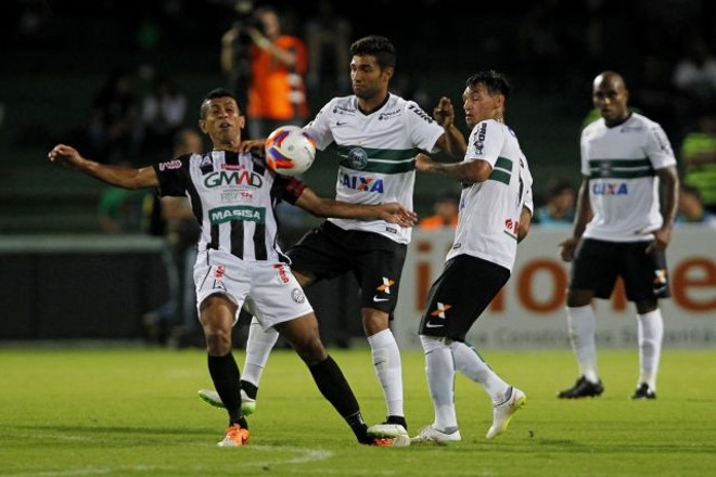 Alan Santos (ao centro) entrou no segundo tempo para reforçar a marcação do Coritiba. | 