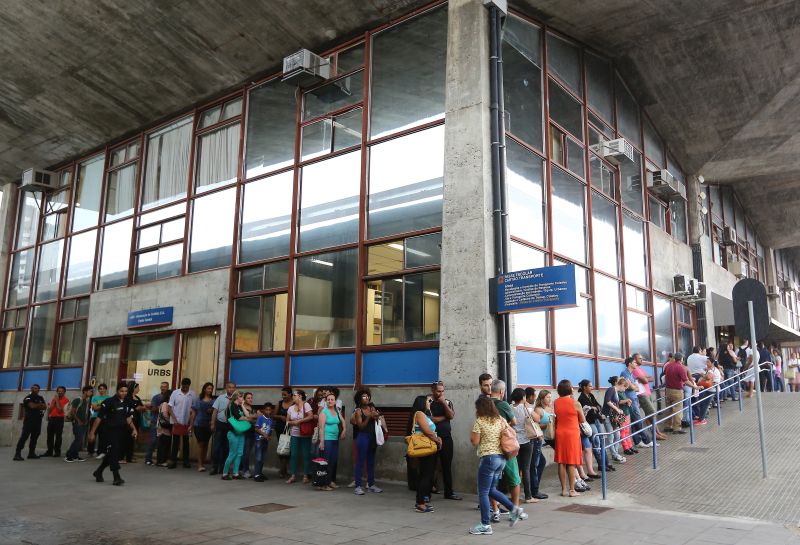 Ontem à tarde, a rodoviária e outros pontos de recarga do cartão-transporte tiveram fila | Giuliano Gomes / Tribuna do Paraná