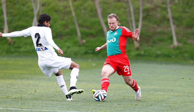 Daniel Borges disputa bola com Denisov, do Lokomotiv, durante o primeiro tempo do confronto. | 