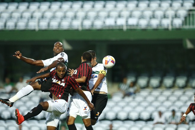 Disputa entre zagueiros: Luccas Claro e Leandro Almeida pelo Coritiba; Marcão e Lula pelo Atlético. | Hugo Harada/Gazeta do Povo