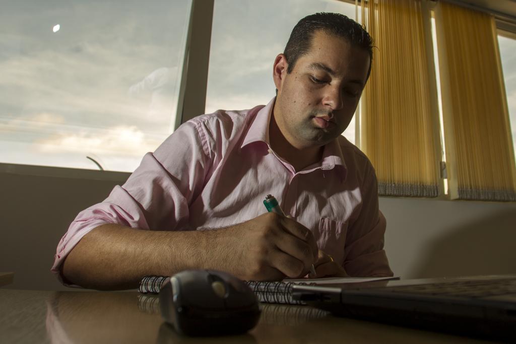 Alunos como Edson da Silva, que precisam renovar com o Fies para seguir estudando, ainda não sabem se o benefício virá a tempo. | Marcelo Andrade/Gazeta do Povo