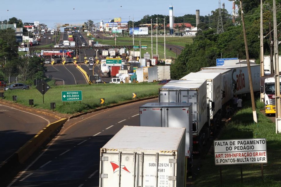 Caminhoneiros foram dispersados em Arapongas pela Polícia Rodoviária Federal. | Foto: Roberto Custa³dio/jornal De Londrina