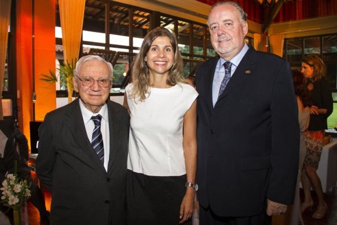 O ex-ministro Ozires Silva (à esq.) com a diretora de Comunicação e Relacionamento do GRPCom, Milena Seabra, e o presidente do ISAE/FGV, Norman de Paula Arruda Filho, na cerimônia de entrega do 8º Prêmio Ozires Silva de Empreendedorismo Sustentável, no Salão de Atos do Parque Barigui, na quarta-feira | 