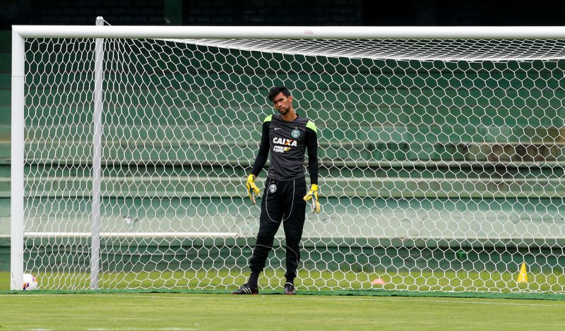 Vaná deu passe errado que originou o primeiro gol do Foz na derrota do Coritiba | Brunno Covello / Gazeta do Povo
