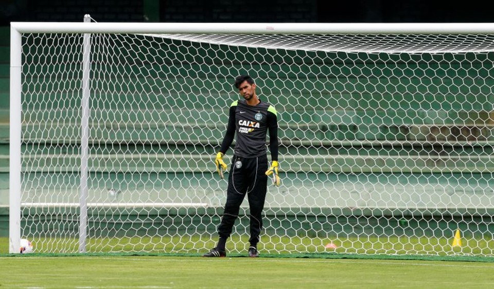 Vaná deu passe errado que originou o primeiro gol do Foz na derrota do Coritiba | Brunno Covello / Gazeta do Povo