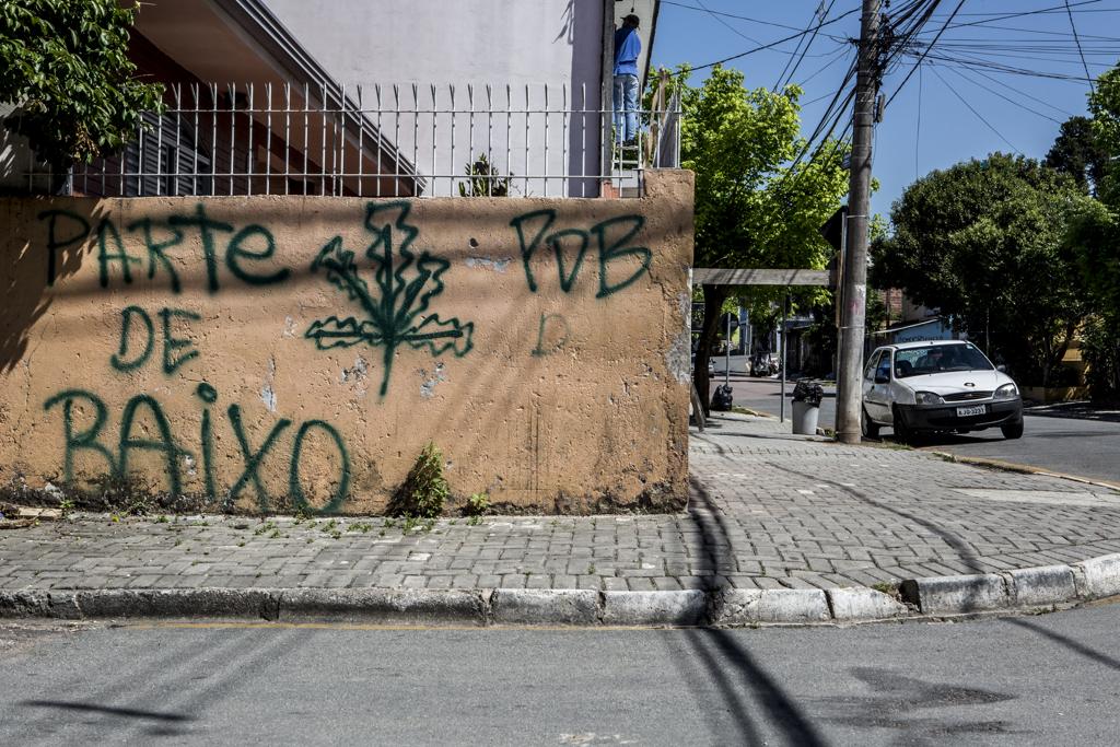 Muros da Vila Torres são usados para delimitar os territórios das gangues “de Baixo” e “de Cima”. | Henry Milléo/Gazeta do Povo