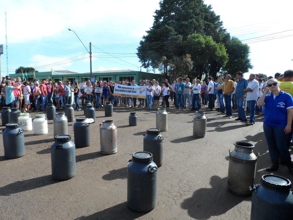 Leite foi levado para a frente da Câmara de Vereadores de Pitanga. | Divulgaa§a£o / Sindicato Rural De Pitanga