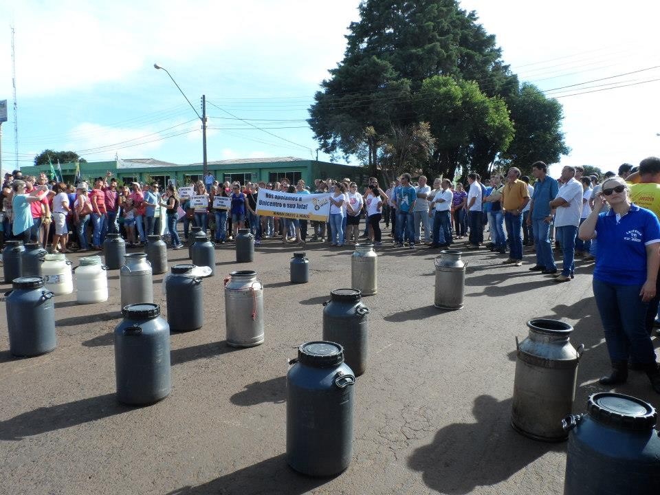 Leite foi levado para a frente da Câmara de Vereadores de Pitanga. | Divulgaa§a£o / Sindicato Rural De Pitanga