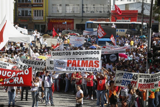 Concentração da marcha dos professores na Praça Santos Andrade | Henry Milléo Gazeta do Povo
