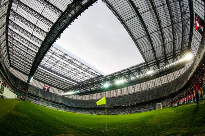O primeiro jogo do ano na Arena da Baixada revelou um teto retrátil 50% posicionado sobre o campo. |