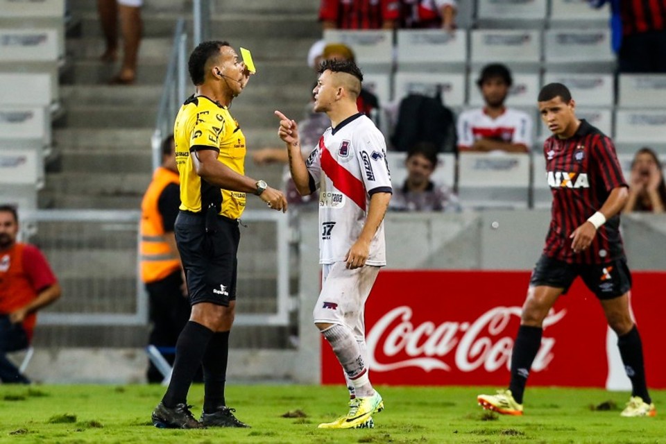 Atacante paranista Rossi reclama de gol anulado no segundo tempo e recebe cartão amarelo | Brunno Covello / Gazeta do Povo