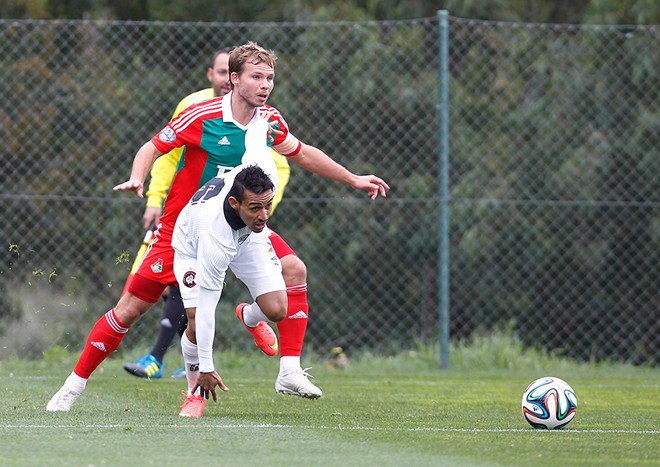 Natanael sofre falta do capitão Shishkin, um dos jogadores mais faltosos do Lokomotiv. | 