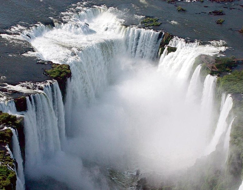 Cerca de 1,5 milhão de pessoas visitaram o Parque Nacional do Iguaçu em 2014 para ver as cataratas | Christian Rizzi/Gazeta do Povo