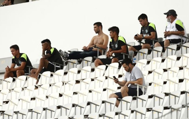 Parte do elenco coxa assistia ao jogo das cadeiras |