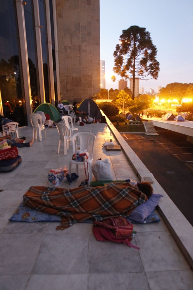 Teve quem dormiu na parte de fora do Legislativo |