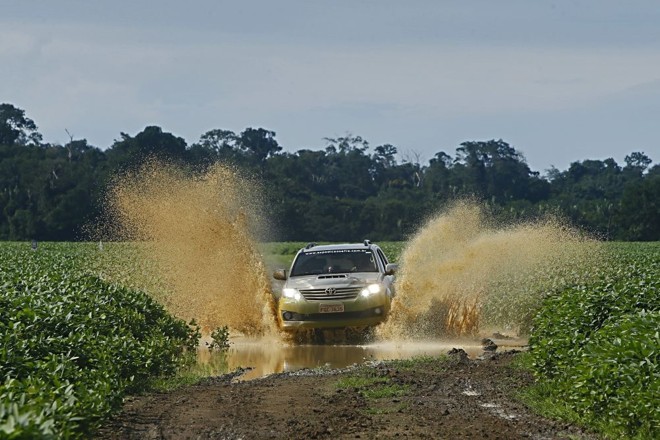 Em viagem de 8 mil quilômetros, equipe chega à região de Porto Velho, onde o embarque de grãos para exportação via Arco Norte tende aumentar de 4,5 milhões para 5,5 milhões de toneladas neste ano. Foto: Albari Rosa/Gazeta do Povo | 