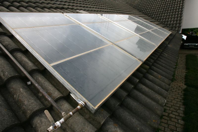 Captação de luz solar é alternativa para aquecimento da água dos chuveiros e torneiras | Marcelo Elias/Arquivo/Gazeta do Povo