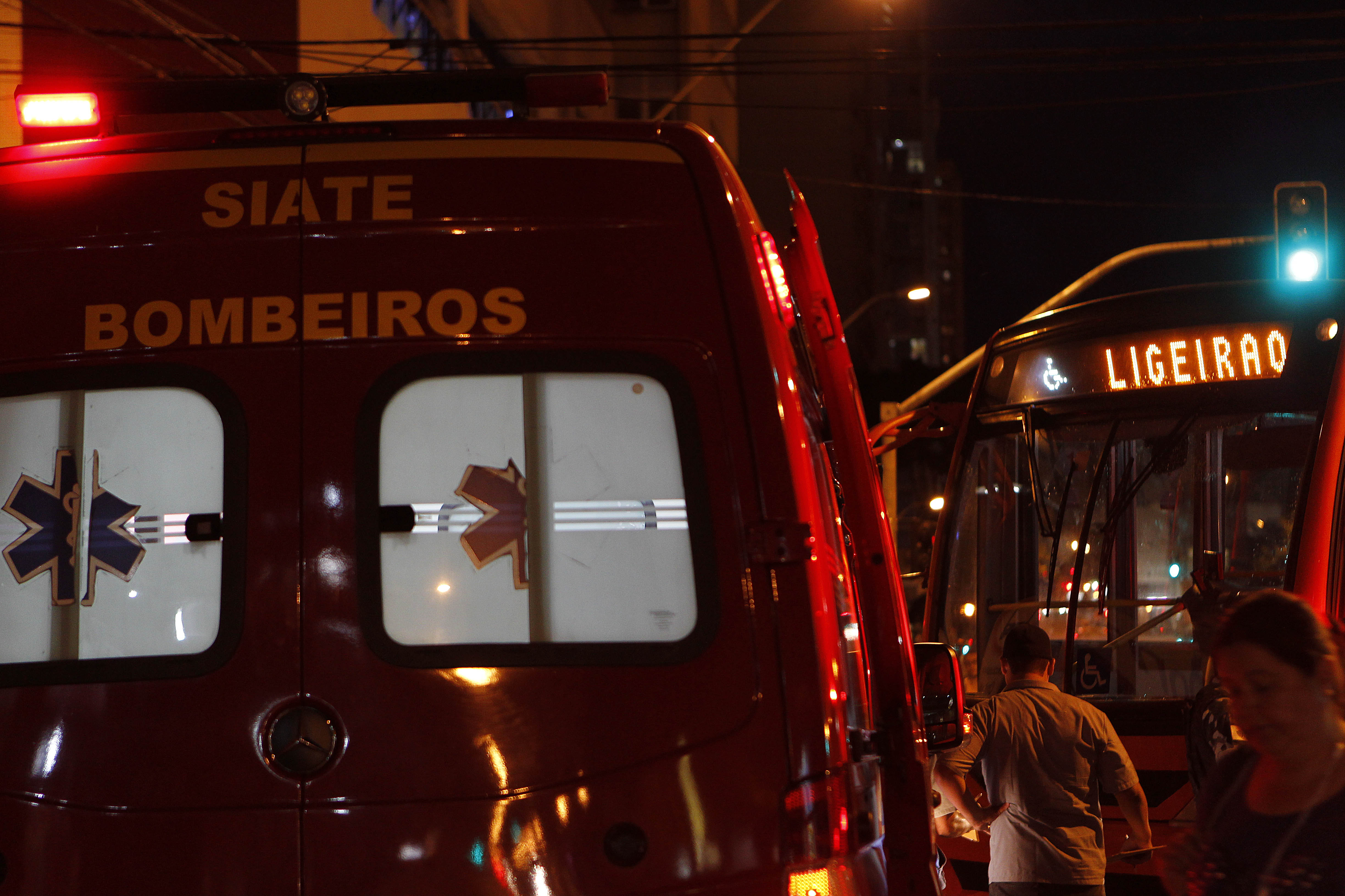A mulher foi socorrida e levada ao Hospital Trabalhador com ferimentos leves. | Jonathan Campos/Gazeta do Povo
