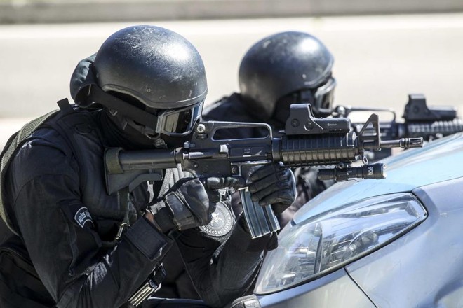 Policiais do Bope simulam ação anti-sequestro no Rio como preparação da Rio-2016 | 
