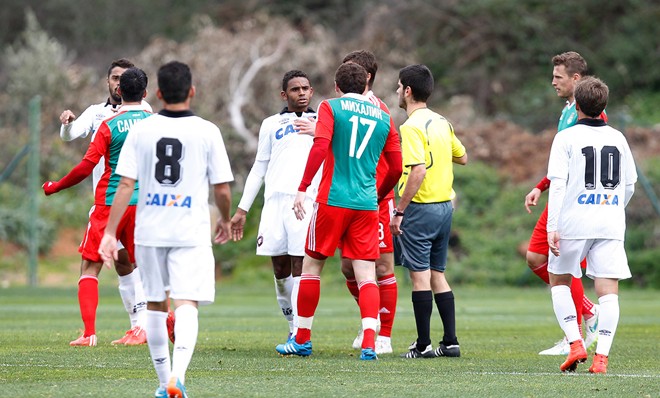 Deivid discute com Mykhalyk (17), em um lance que simboliza o pegado amistoso deste sábado. | 
