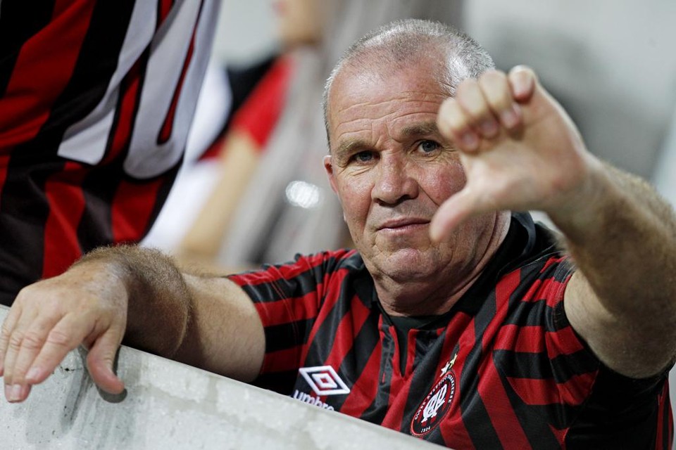 Ex-pugilista Macaris do Livramento simboliza a reprovação das arquibancadas ao Atlético: campanha terrível em 2015. | Antônio More/Gazeta do Povo
