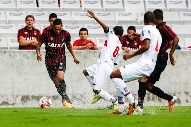 Gustavo Marmentini tenta o drible pra cima do lateral Bruninho, do Paraná. |