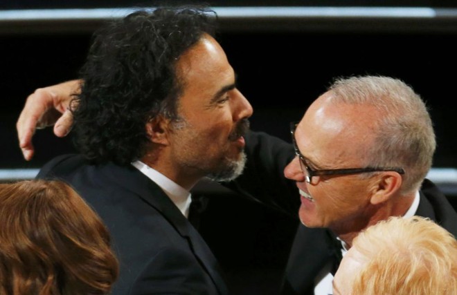 Alejandro Gonzalez Iñarritu (esquerda)foi premiado como melhor diretor; à direita, Michael Keaton, protagonista do longa | MIKE BLAKE/REUTERS