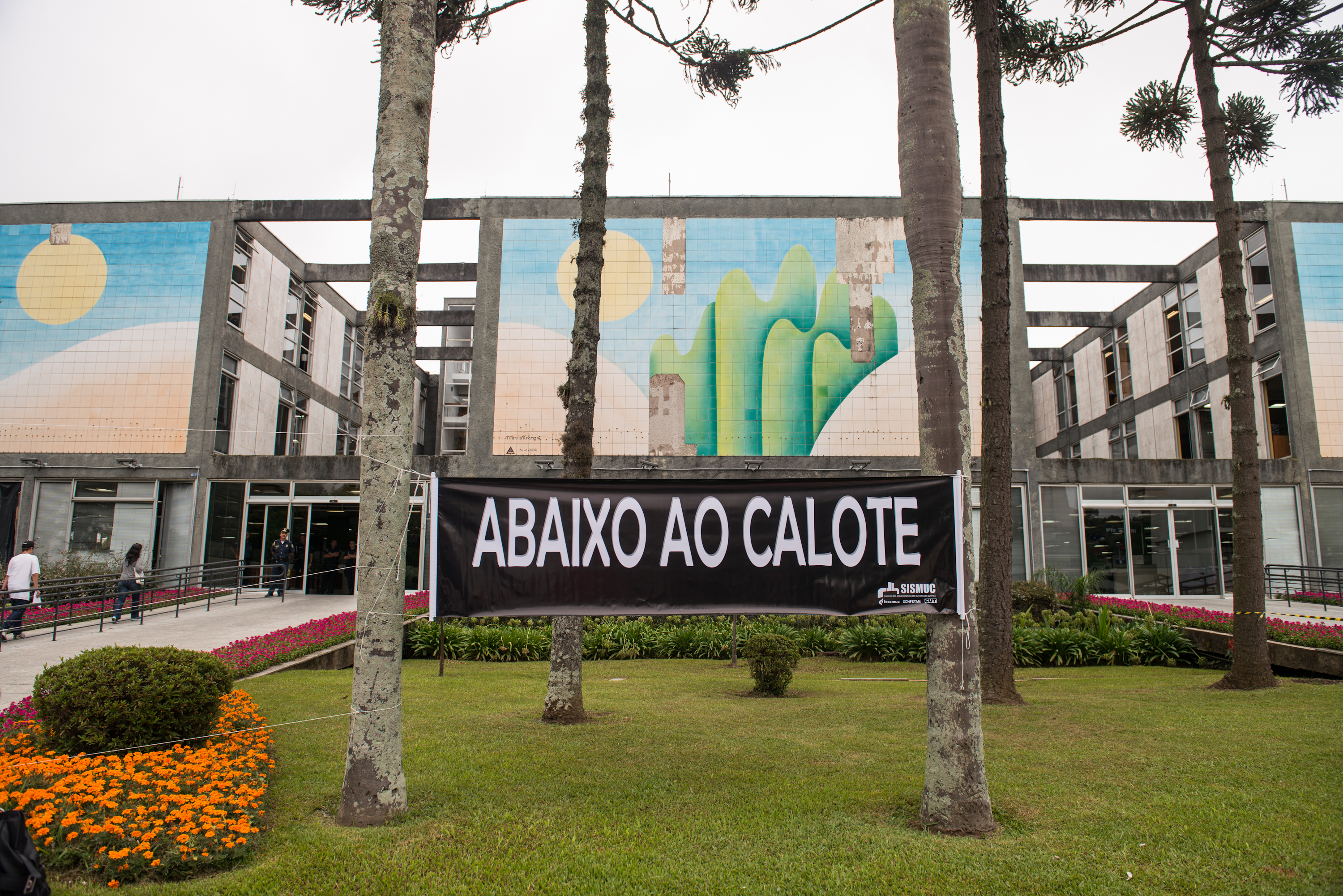 Faixa de protesto na prefeitura durante manifestação no início do mês: quase todos os indicadores financeiros do município pioraram. | Lucas Pontes/Gazeta do Povo
