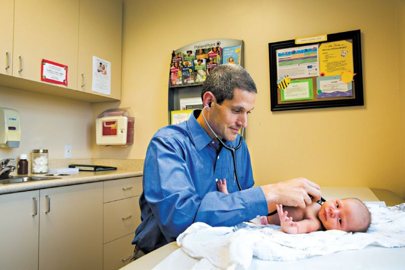 O Dr. Eric Ball, do Condado de Orange, na Califórnia, tenta convencer os pais a vacinarem os filhos | Monica Almeida/The New York Times