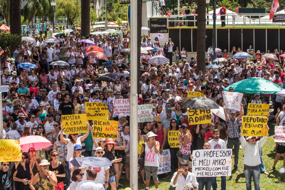 Marcha dos professores reuniu milhares | Brunno Covello/Agência de Notícias Gazeta do Povo