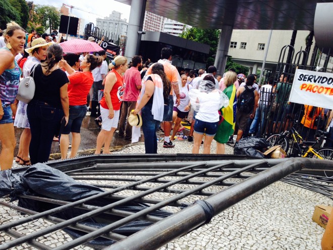 Após a chegada dos deputados, mais manifestantes entraram na Assembleia | 